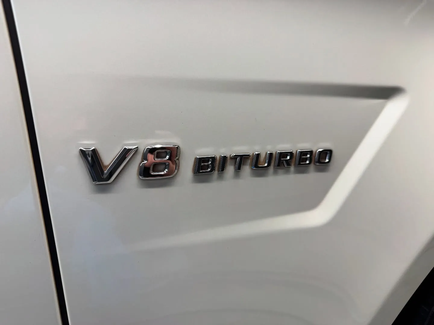 エンブレムに茶ばんだ汚れはありませんか？