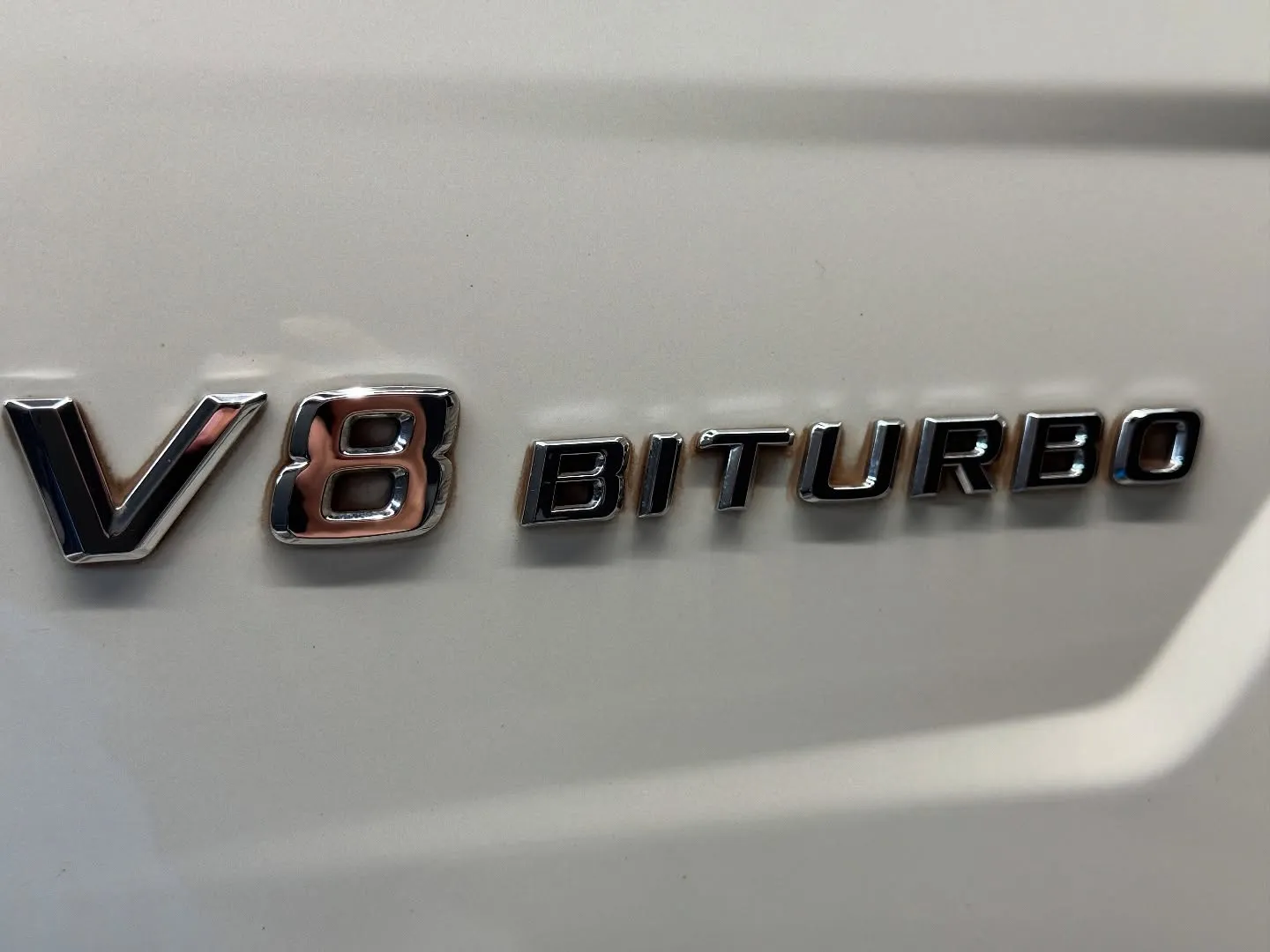 エンブレムに茶ばんだ汚れはありませんか？