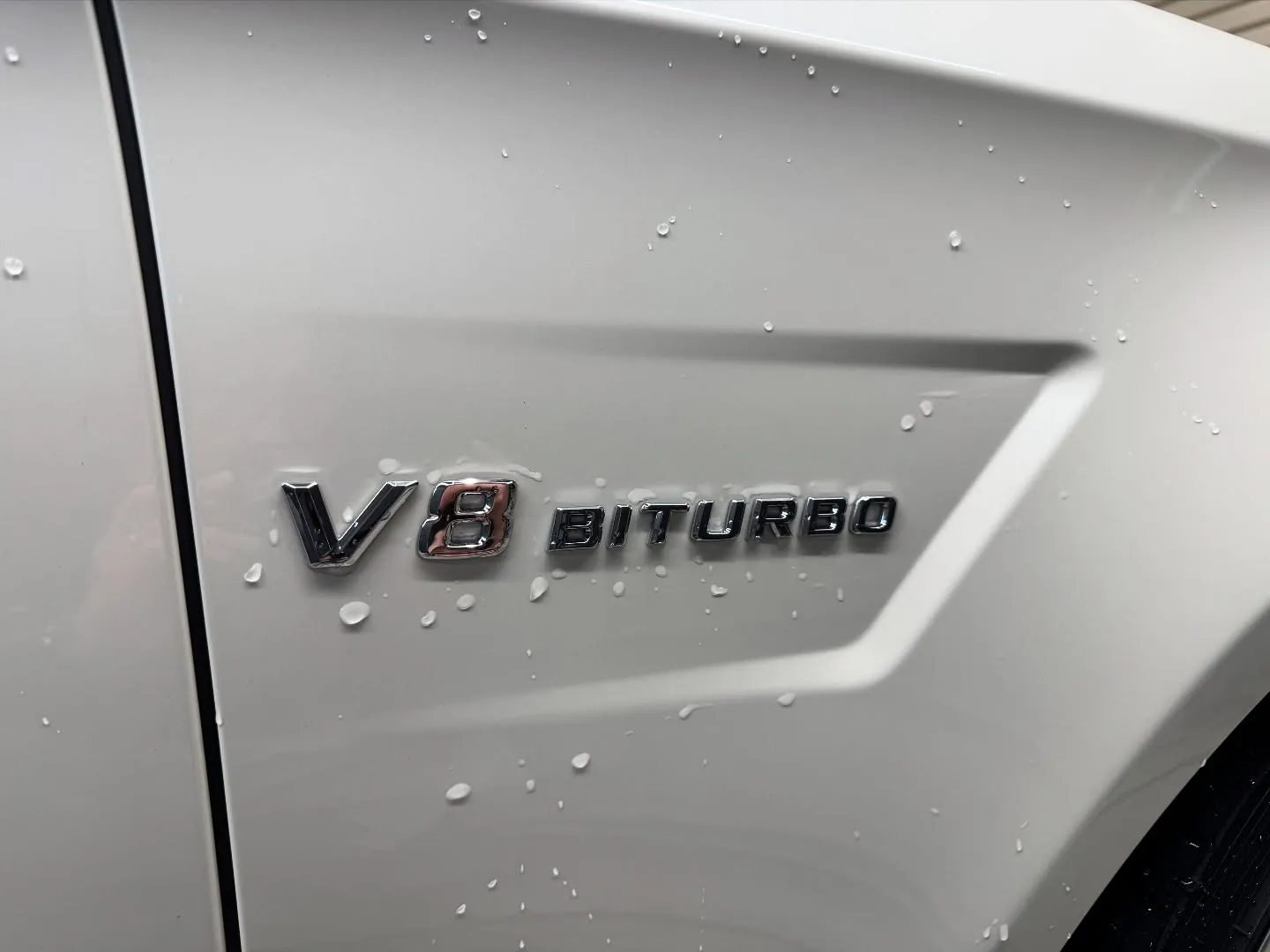 エンブレムに茶ばんだ汚れはありませんか？