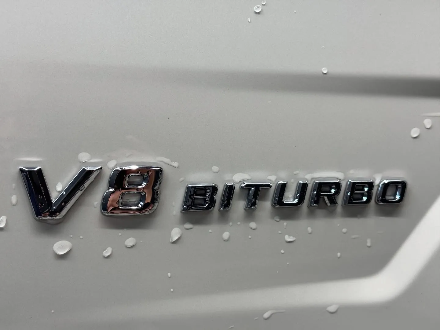 エンブレムに茶ばんだ汚れはありませんか？