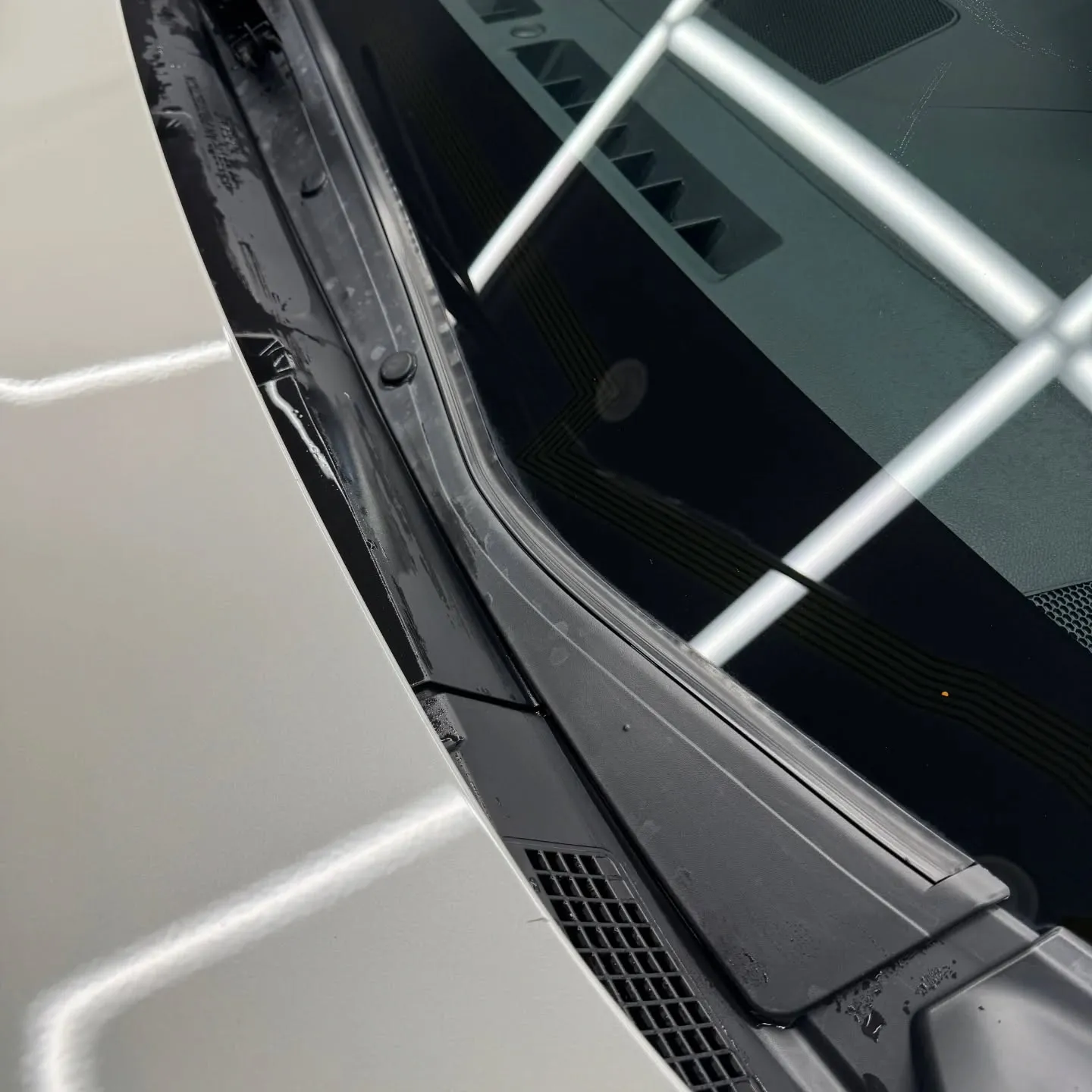 フロントガラスに発生する水アカ