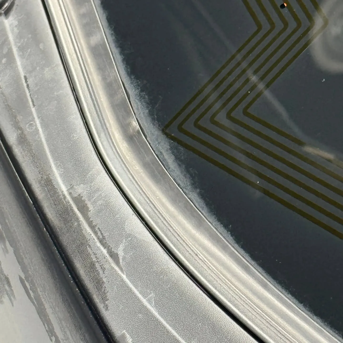 フロントガラスに発生する水アカ