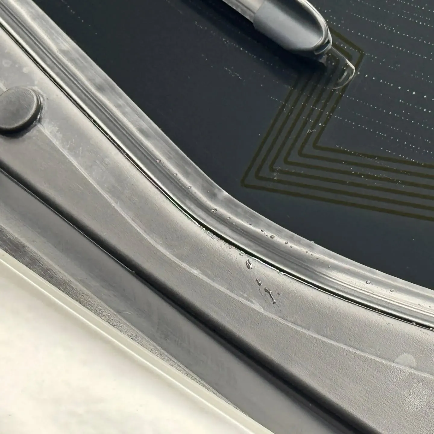 フロントガラスに発生する水アカ