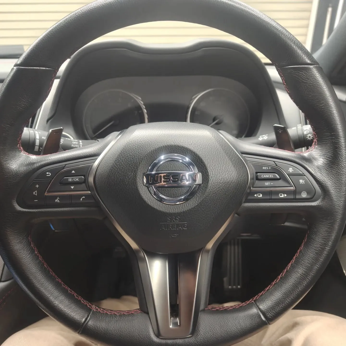 ステアリングは徐々に新品の色を失って行きます。