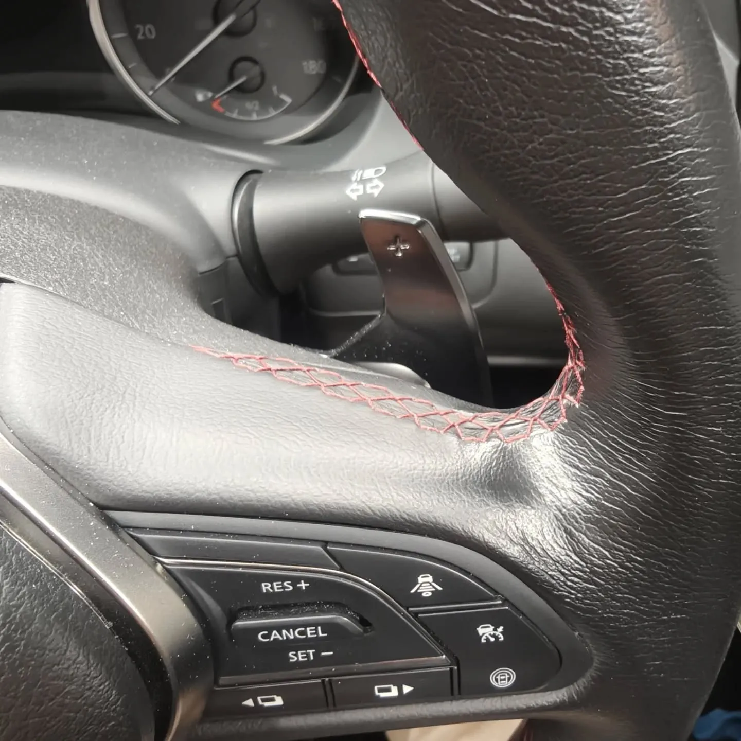 ステアリングは徐々に新品の色を失って行きます。