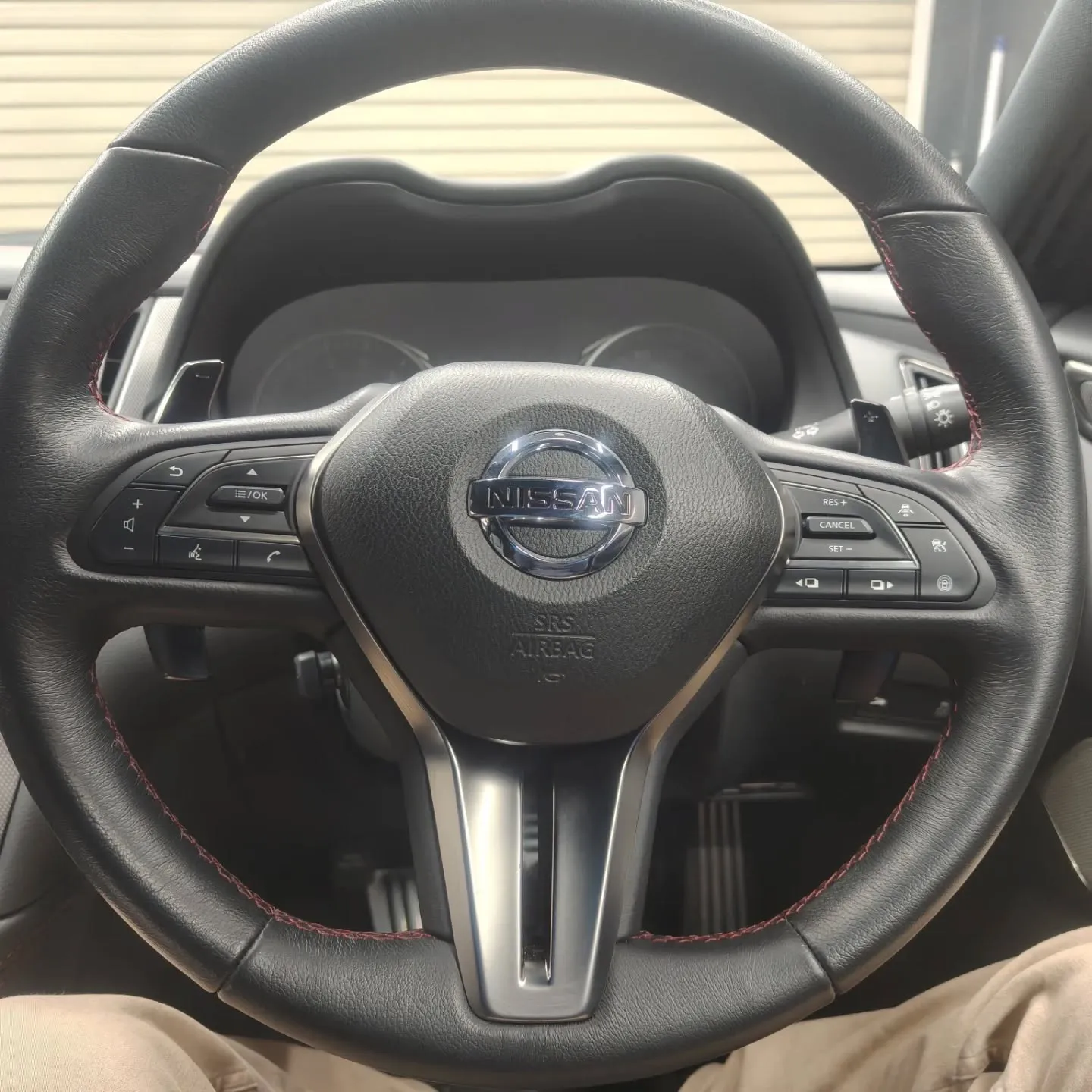 ステアリングは徐々に新品の色を失って行きます。