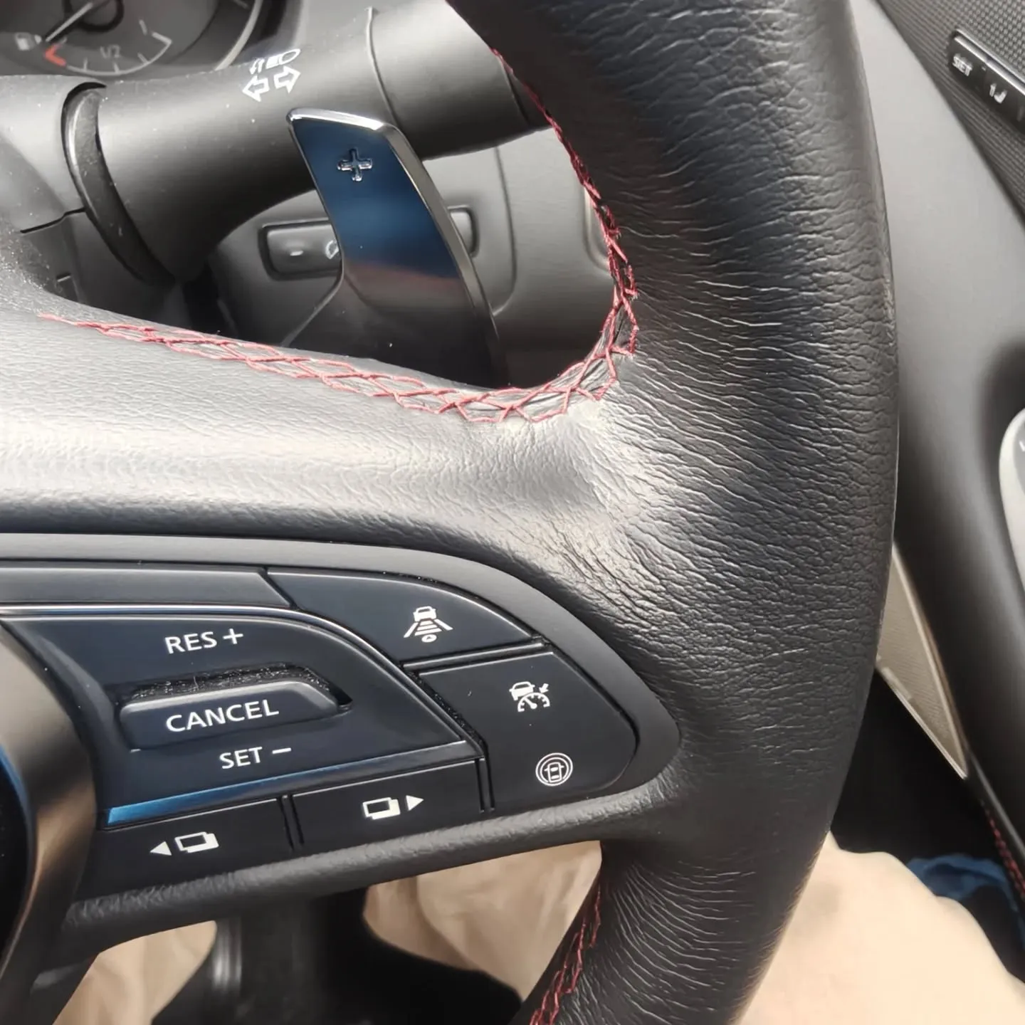 ステアリングは徐々に新品の色を失って行きます。